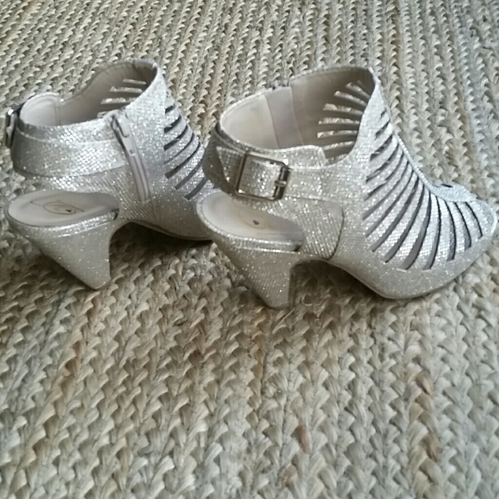 Shoes - Picture 4 of 6